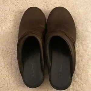 Llbean women’s dark brown leather clogs